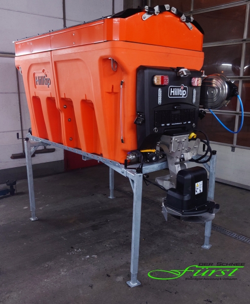 HILLTIP Aufbaustreuer IceStriker 1150AM mit 1150 Liter Volumen in Orange mit Vorbefeuchterbaugruppe und Abstellsystem